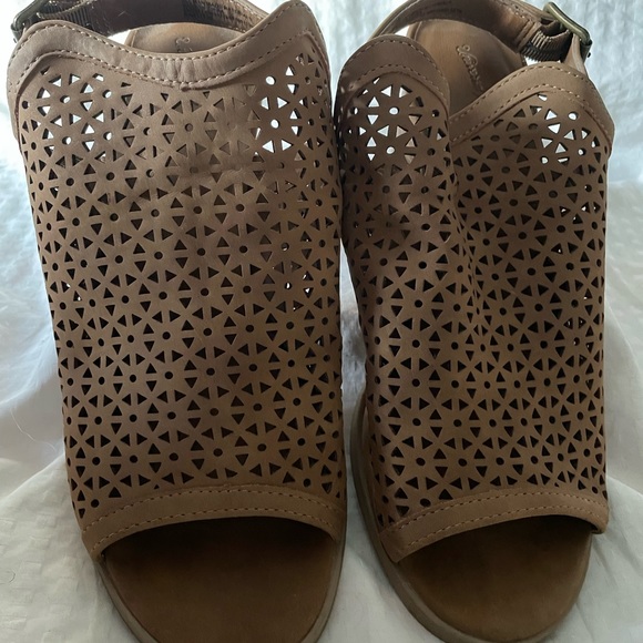 Universal Thread Cutout Peep Toe Stacked Heel - Picture 6 of 6